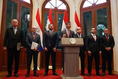 El presidente de Paraguay, Santiago Peña (c), junto al Fiscal General del Estado, Emiliano Rolón (i), el presidente de la Corte Suprema de Justicia, César Diesel (2-i), el vicepresidente de Paraguay, Pedro Alliana (3-i), el presidente del Congreso, Basilio Núñez (3-d), el presidente de la Cámara de Diputados, Raúl Latorre (2-d), y el contralor general de la República, Camilo Benítez (d) Foto Archivo.
