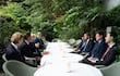 A la izquierda, los principales directivos de ATOME, durante una reunión on el presidente Santiago Peña y su gabinete.