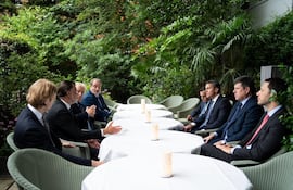 A la izquierda, los principales directivos de ATOME, durante una reunión on el presidente Santiago Peña y su gabinete.