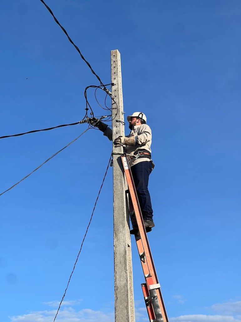 ANDE retiró 35 conexiones directas sin medidor en Coronel Oviedo