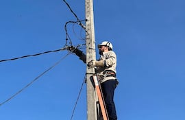 ANDE retiró 35 conexiones directas sin medidor en Coronel Oviedo