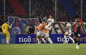 En el fondo, el festejo del gol de Hugo Adrián Benítez que es arropado por sus compañeros fue el segundo de la Academia. Al frente Cecilio Domínguez se cubre el rostro de la frustración ayer en La Nueva Olla.