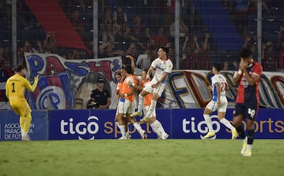 En el fondo, el festejo del gol de Hugo Adrián Benítez que es arropado por sus compañeros fue el segundo de la Academia. Al frente Cecilio Domínguez se cubre el rostro de la frustración ayer en La Nueva Olla.