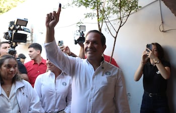El precandidato a la intendencia de Asunción por el partido político Asociación Nacional Republicana, Arnaldo Samaniego, muestra su huella luego de votar este domingo.