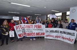 Jubilados y Pensionados de la Caja Municipal se manifestaron este lunes frente a la Intendencia de Asunción y anunciaron medidas de fuerza para exigir la transferencia del dinero a la Caja Municipal.