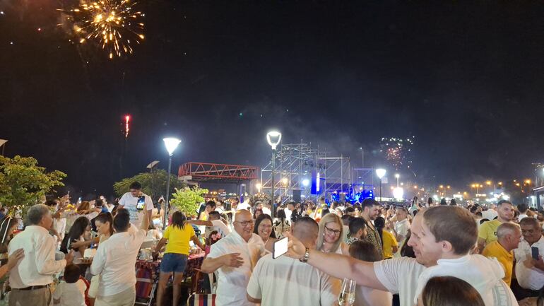 Noche Blanca en Playa San José de Encarnación.