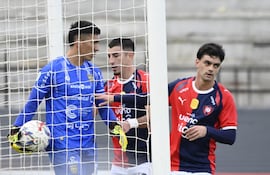 El argentino Alan Soñora, futbolista de Cerro Porteño, festeja un gol de penal en el partido frente a Recoleta FC por la fecha 19 del torneo Apertura 2026 de la Primera División de Paraguay en el estadio Arsenio Erico, en Asunción, Paraguay.