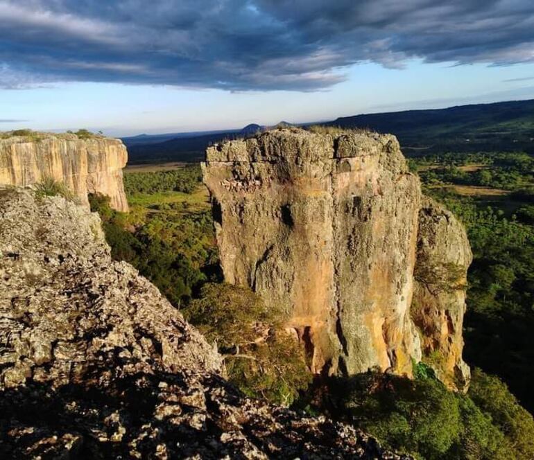 El imponente Cerro Verá queda aislado de los turistas.