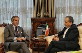 El ministro de Exteriores de Irán, Abbas Araqchi (d), y el director general del Organismo Internacional de la Energía Atómica (OIEA), Rafael Grossi, durante la reunión que mantuvieron hoydentro de la segunda ronda de negociaciones nucleares con Estados Unidos previstas esta semana en Ginebra, Suiza.