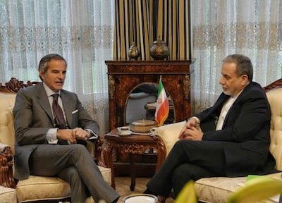 El ministro de Exteriores de Irán, Abbas Araqchi (d), y el director general del Organismo Internacional de la Energía Atómica (OIEA), Rafael Grossi, durante la reunión que mantuvieron hoydentro de la segunda ronda de negociaciones nucleares con Estados Unidos previstas esta semana en Ginebra, Suiza.