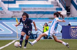 La albirroja Hannah Aneley Núñez intenta escapar de la marca de Denise García. (Foto: APF)