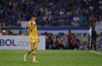 El delantero paraguayo de Boca Juniors, Adam Bareiro, abandona el campo tras recibir una segunda tarjeta amarilla durante el partido de fútbol de la fase de grupos de la Copa Libertadores entre Cruzeiro de Brasil y Boca Juniors de Argentina, en el estadio Mineirão en Belo Horizonte.