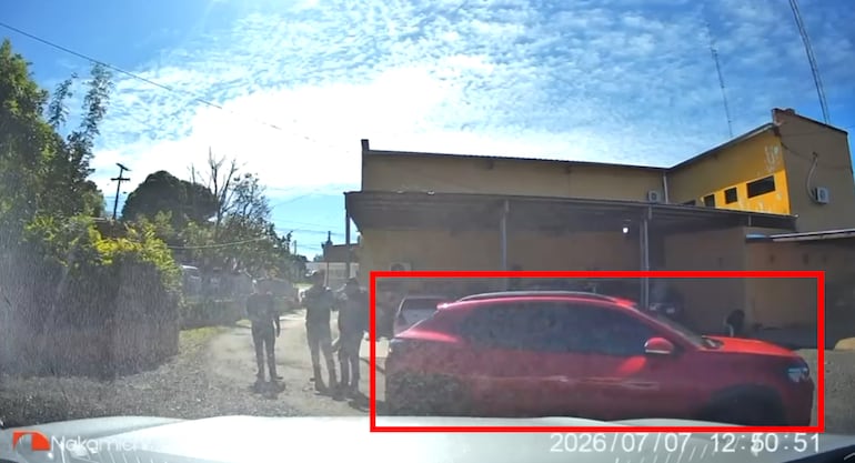 El auto que fue robado en Brasil sale de la comisaría 8ª de Santaní justo cuando pretendían recuperarlo.