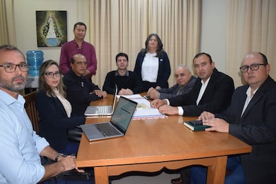 Integrantes del equipo de transición de la Alianza Todos por Carapeguá. En el centro, el intendente electo Juan Aurelio Bobadilla Sánchez, acompañado de izquierda a derecha por Pablo Seitz, Liz Mendoza, Aníbal Barrios, César Ortiz Báez, Isabel Dejesús Cáceres, Simón Benítez, Reinaldo Caballero y Gustavo Elizeche.