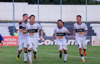 Festejo de uno de los goles de Olimpia de Itá contra el Sportivo Limpeño.
