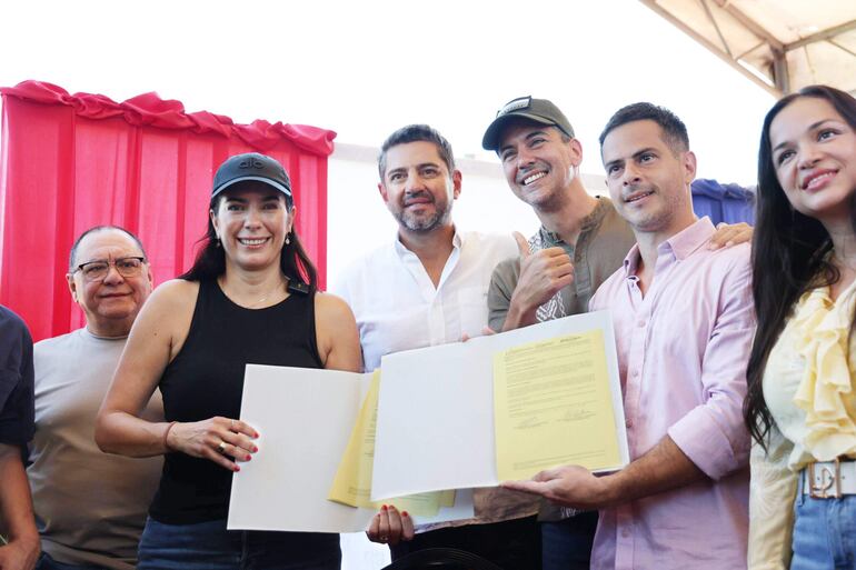 La ministra Claudia Centurión y el presidente Santiago Peña, durante la firma de un tramo del Plan Central 3. Fue en enero en la ciudad de Itaguá. 