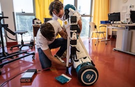 Ingenieros del Instituto Italiano de Tecnología (IIT) preparan el robot humanoide Alter-Ego, diseñado por el IIT, en el hospital IRCCS Maugeri de Milán el 12 de junio de 2026.