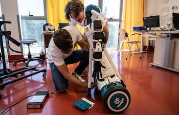 Ingenieros del Instituto Italiano de Tecnología (IIT) preparan el robot humanoide Alter-Ego, diseñado por el IIT, en el hospital IRCCS Maugeri de Milán el 12 de junio de 2026.