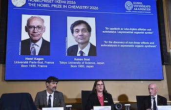 Miembros del Comité Nobel de Química anuncian a los galardonados con el Premio Nobel de Química 2026, Kenso Soai y Henri B. Kagan, durante una conferencia de prensa en la Real Academia Sueca de Ciencias, en Estocolmo, Suecia, el 7 de octubre de 2026.