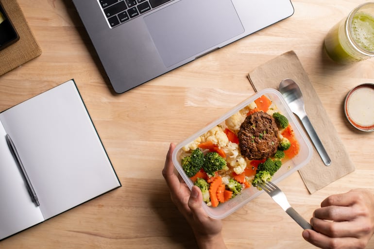 Almuerzo en la oficina.