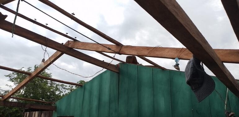 Concepción: fuertes vientos destecharon algunas casas y derribaron columnas de la Ande