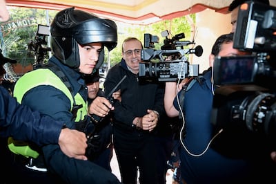Erico Galeano (C) era trasladado hasta el Departamento Judicial de la Policía, donde permanece hasta ahora.