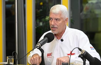 Invitado Arnoldo Wiens Debate sobre temas actuales en Cardinal AM
Programa: No Tiene Nombre