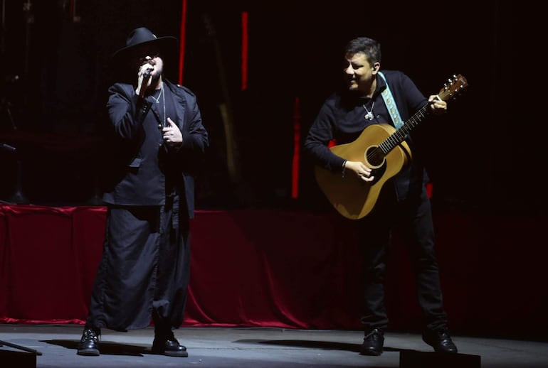 El cantante mexicano Noam también presentó su propuesta solista antes del show.