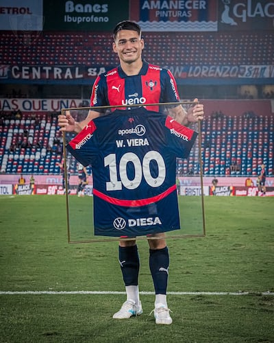 Wilder Viera Caballero, nacido el 4 de marzo de 2002, con la camiseta enmarcada de Cerro Porteño.