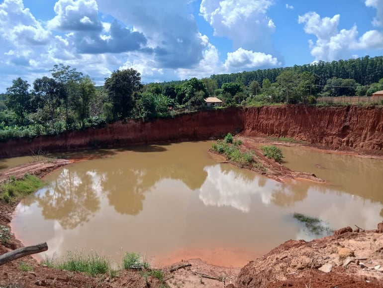 Camino cortado por cantera en Paso Yobai
