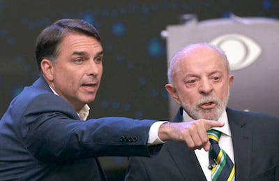 El senador Flávio Bolsonaro y el presidente Luiz Inácio Lula da Silva durante el último debate previo a la segunda vuelta de la elección presidencial en Brasil.