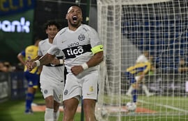 l capitán y máximo referente franjeado, Richard Ortiz, celebra el gol ganador de Olimpia, perseguido por el atacante Adrián Alcaraz.