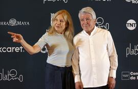 La actriz argentina Cecilia Roth posa junto al empresario Enrique Cerezo, presidente de EGEDA, durante la alfombra roja previa a la entrega de los Premios Platino. Roth será galardonada este año con el Platino de Honor por su trayectoria.