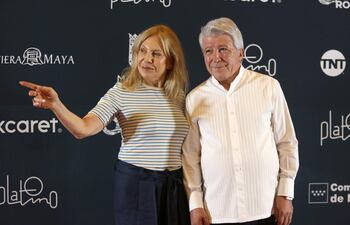 La actriz argentina Cecilia Roth posa junto al empresario Enrique Cerezo, presidente de EGEDA, durante la alfombra roja previa a la entrega de los Premios Platino. Roth será galardonada este año con el Platino de Honor por su trayectoria.