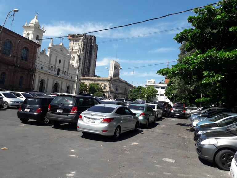 Vehículos mal estacionados frente a la Catedral de Asunción