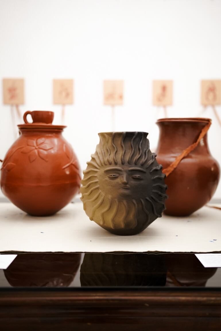 Muestra "¿Quién cuida el agua? - ¡Viva la Inteligencia Artesanal!" de piezas de cerámica elaboradas por alfareras.