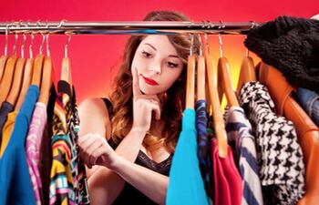 mujer eligiendo ropa