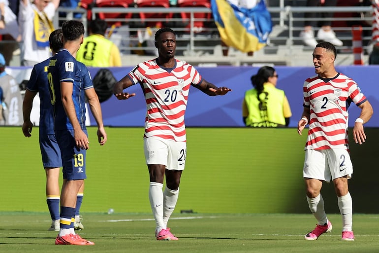 Folarin Balogun de EE. UU. (C) celebra tras anotar el gol del 1-0 durante el partido de dieciseisavos de final de la Copa Mundial de la FIFA 2026 entre EE. UU. y Bosnia y Herzegovina, en San Francisco, California, EE. UU..