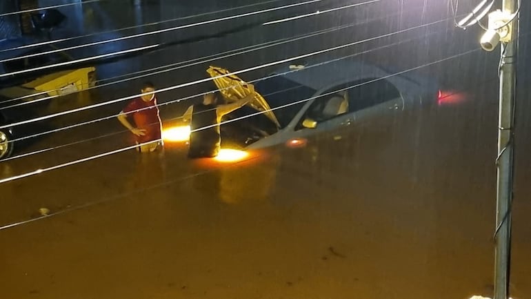 Lluvias inundaron calles y viviendas en Laurelty.