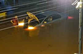 Lluvias inundaron calles y viviendas en Laurelty.