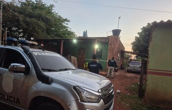 Agentes policiales verifican una de las viviendas allanadas.