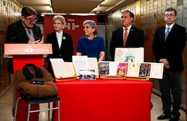 Luis García Montero, Ana Martini, Mirta Roa, Justo Apodaca y Adrián Cattivelli en la presentación de los objetos de Augusto Roa Bastos que fueron ingresados a la Caja de las Letras del Instituto Cervantes.
