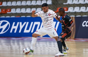 Jorge Sarubbi controla el balón contra el adversario del Lyon Cali, en el juego que ganó el team paraguayo para ubicarse séptimo de la Libertadores de futsal.