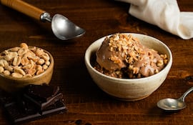 Helado con praliné de maní.