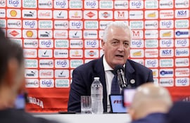 El entrenador de la selección paraguaya, Gustavo Alfaro, habla en conferencia de prensa, tras el amistoso internacional ante el representativo colombiano.