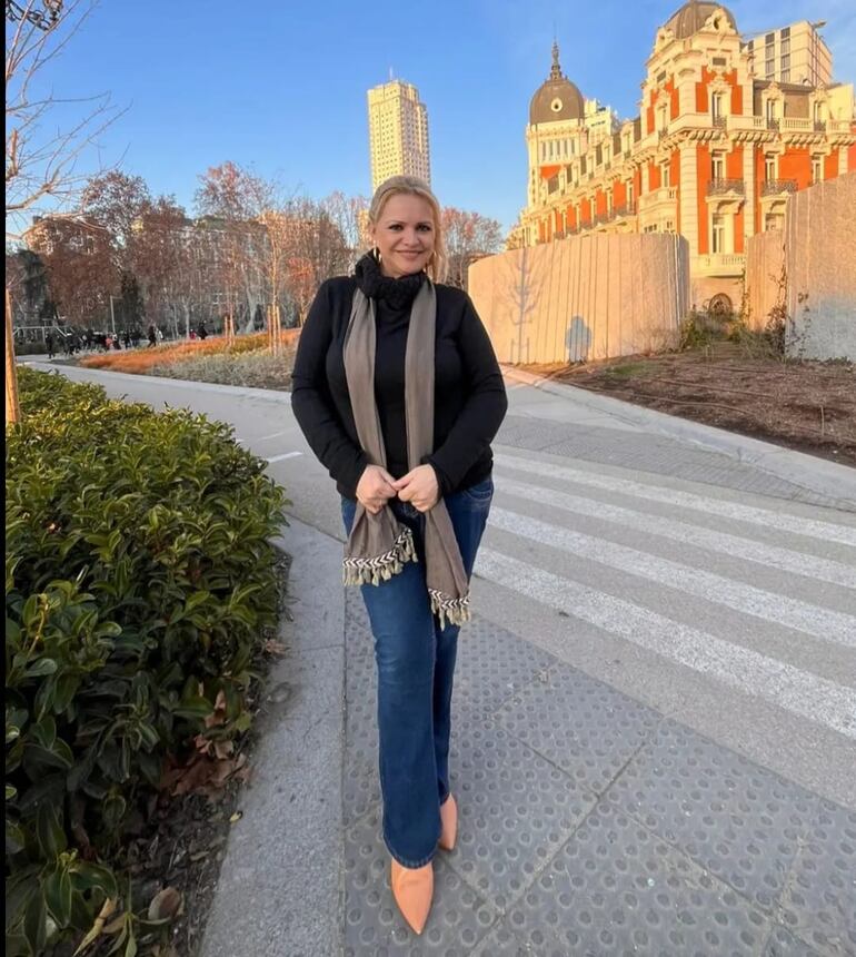 La conductora Adela Mercado en Plaza España. (Instagram/Adela Mercado)