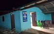 Establecimiento azul de Tigo iluminado de noche, sin personas visibles, destaca un cartel de recarga.