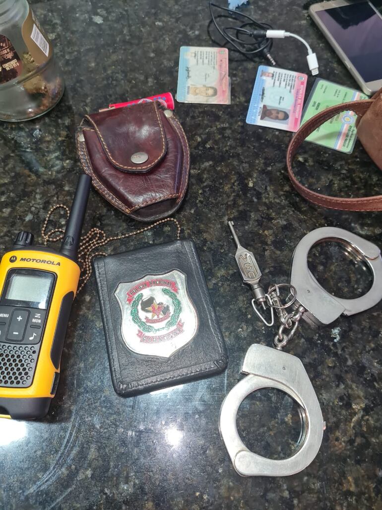 Placa policial, esposas y otros equipos utilizados por Walter José Galindo Dominguez que se encontraron en su casa el 13 de mayo de 2021.