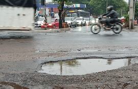 Vecinos y comerciantes de la avenida Bonifacio Ovando y Defensores del Chaco denunciaron nuevamente el mal estado de las calles, donde los baches se multiplican y los vehículos deben hacer “malabarismo” para circular.
