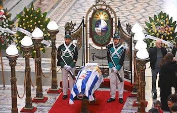 MONTEVIDEO (URUGUAY), 27/08/2026.- Personas asisten al velatorio del músico Rubén Rada, una de las figuras más importantes de la historia de la música uruguaya, quien murió este miércoles a los 83 años, tras un mes de lucha contra una neumonía, este jueves en el Palacio Legislativo de Montevideo (Uruguay). EFE/ Federico Gutiérrez
